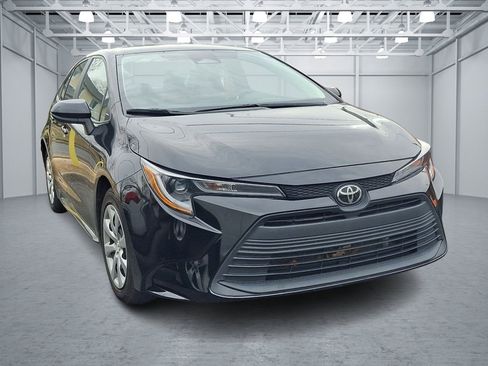 Used 2023 Toyota Corolla LE image 3