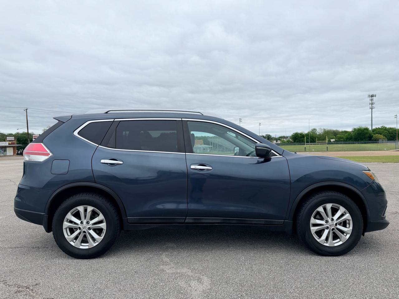 Used 2014 Nissan Rogue SV FWD image 2