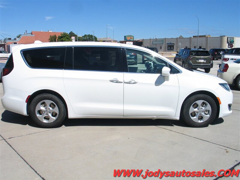 Used 2017 Chrysler Pacifica Touring Plus FWD image 40