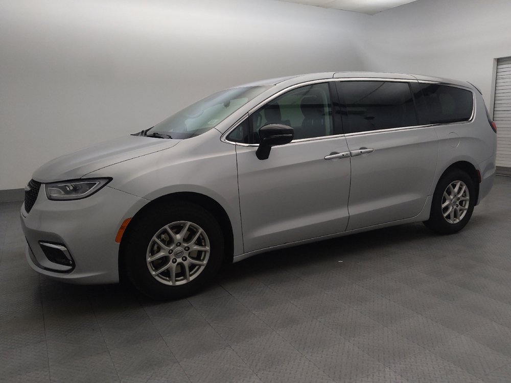 Used 2024 Chrysler Pacifica Touring-L FWD image 2
