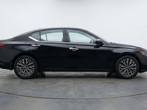 Used 2025 Nissan Altima 2.5 SV image 11