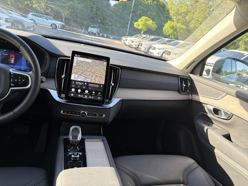 Certified 2025 Volvo XC90 B6 Plus AWD/4WD image 32