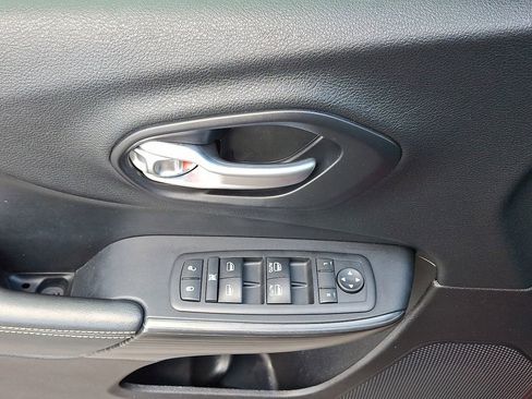 Used 2016 Jeep Cherokee Limited AWD/4WD image 2