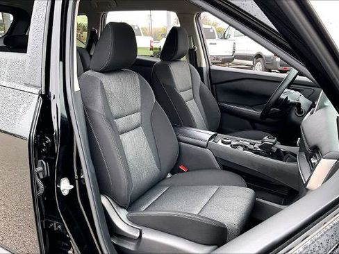 Certified 2025 Nissan Rogue SV image 9