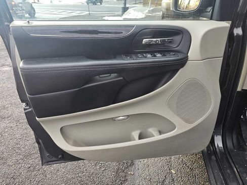 Used 2015 Chrysler Town & Country Touring-L w/ Driver Convenience Group FWD image 14