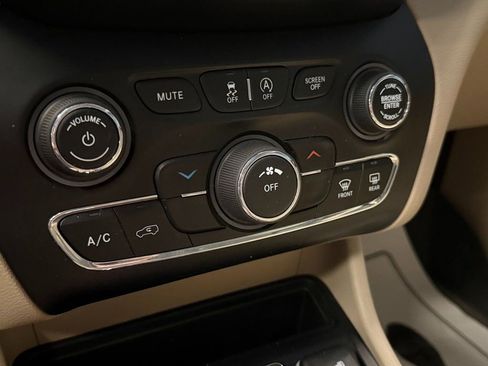 Used 2021 Jeep Cherokee Latitude w/ Mobile Office Group image 15