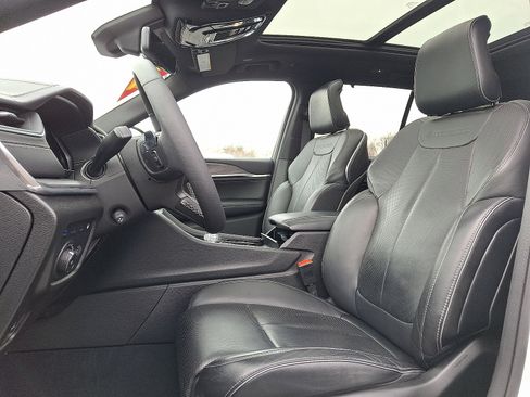 Certified 2023 Jeep Grand Cherokee Overland w/ Luxury Tech Group IV image 13