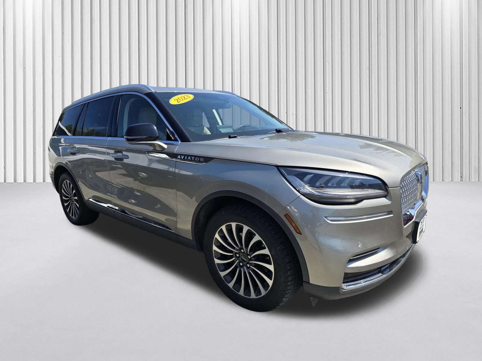 Used 2023 Lincoln Aviator AWD w/ Premium Package image 3