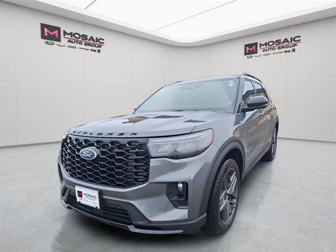 Used 2025 Ford Explorer ST-Line w/ ST-Line Street Pack image 3