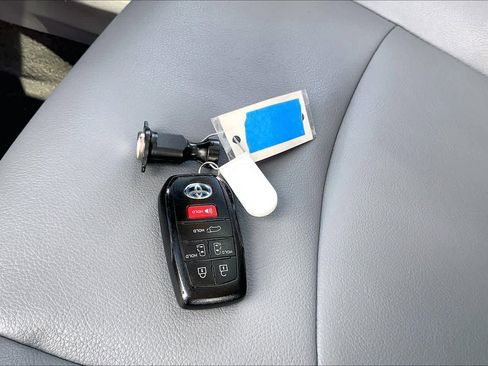 Used 2024 Toyota Sienna XLE FWD image 30