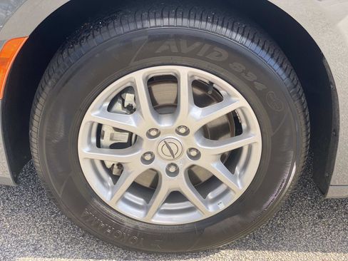 Certified 2025 Chrysler Pacifica Select image 13