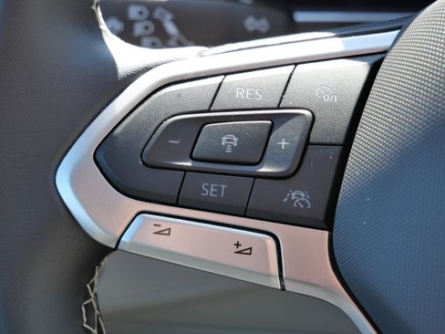 Certified 2024 Volkswagen Tiguan SE image 33