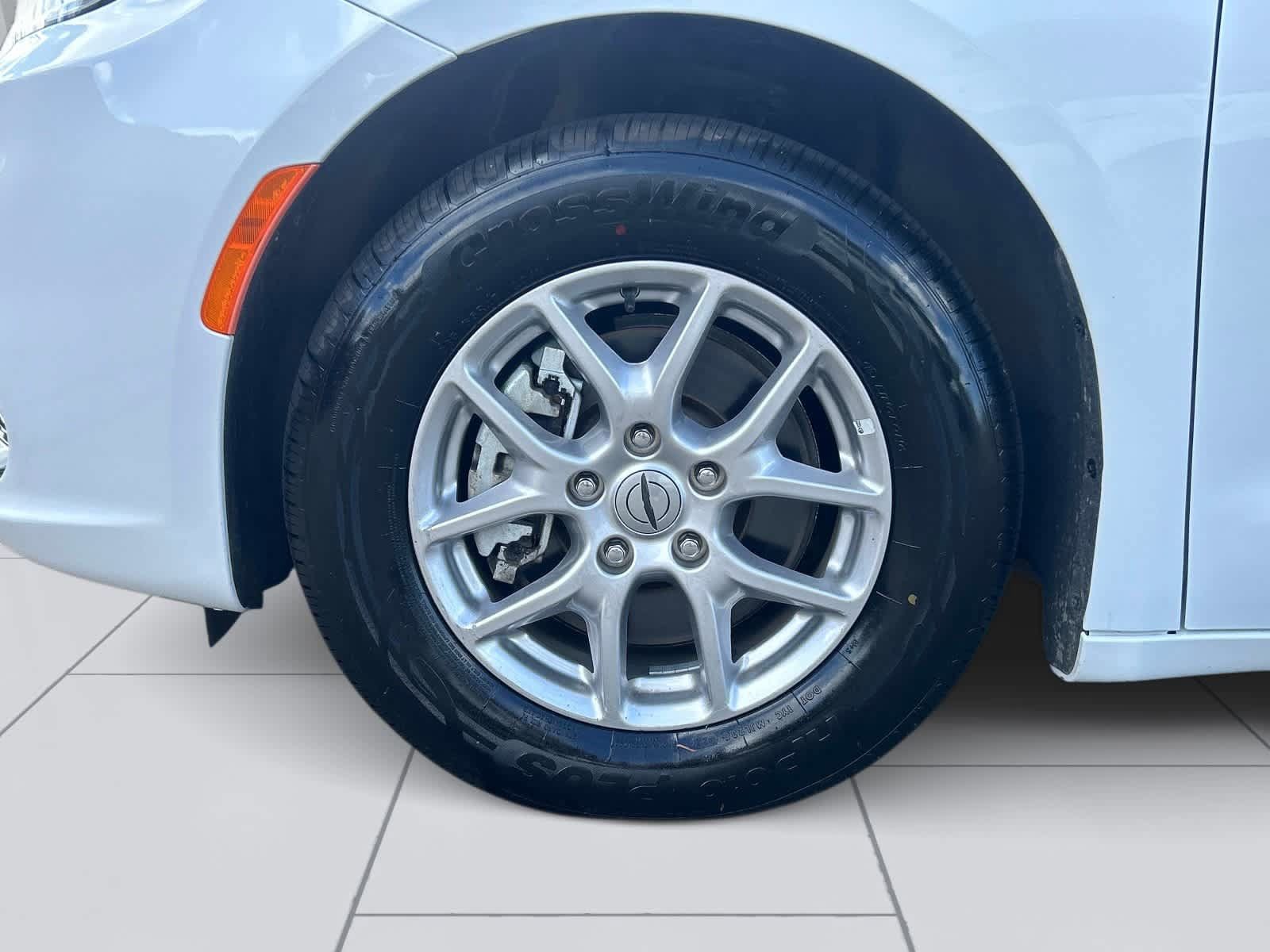Used 2024 Chrysler Pacifica Touring-L FWD image 9