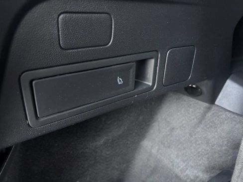 Used 2024 Volkswagen Tiguan SE image 13