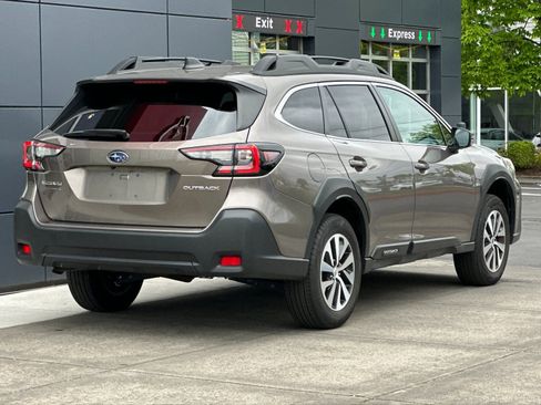 Used 2024 Subaru Outback Premium AWD/4WD image 3