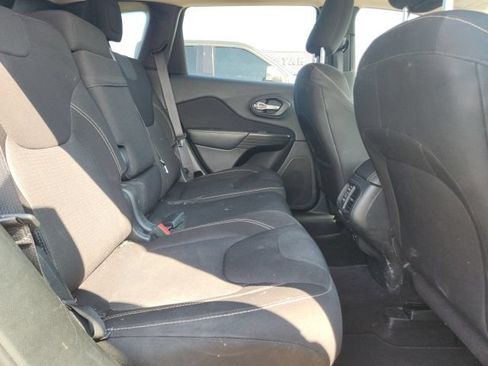 Used 2016 Jeep Cherokee Latitude FWD image 15