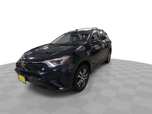 Used 2017 Toyota RAV4 LE AWD/4WD image 4