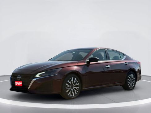 Used 2025 Nissan Altima 2.5 SV FWD image 2