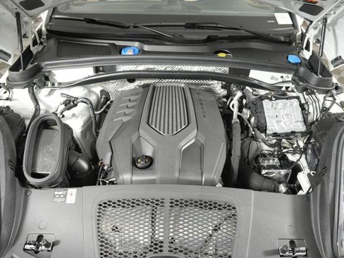 Certified 2025 Porsche Macan w/ Premium Package Plus AWD/4WD image 41