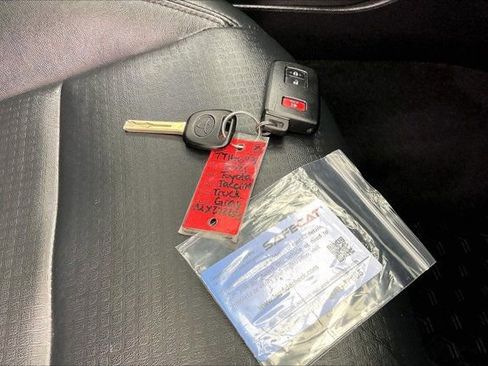 Used 2021 Toyota Tacoma TRD Sport image 11