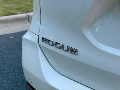 Used 2019 Nissan Rogue SL w/ Premium Package AWD/4WD image 11