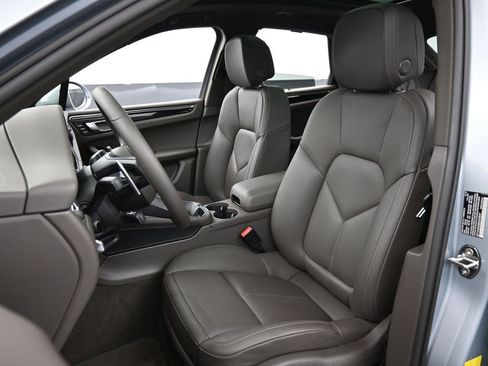 Certified 2022 Porsche Macan image 5