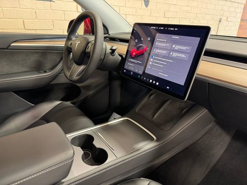 Used 2024 Tesla Model Y Long Range AWD/4WD image 21
