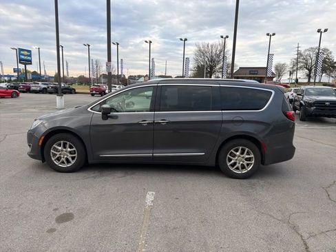 Used 2020 Chrysler Pacifica Touring-L image 7