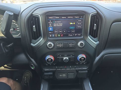 Used 2022 GMC Sierra 1500 AT4 AWD/4WD image 8