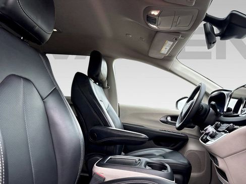 Used 2023 Chrysler Pacifica Touring-L FWD image 12