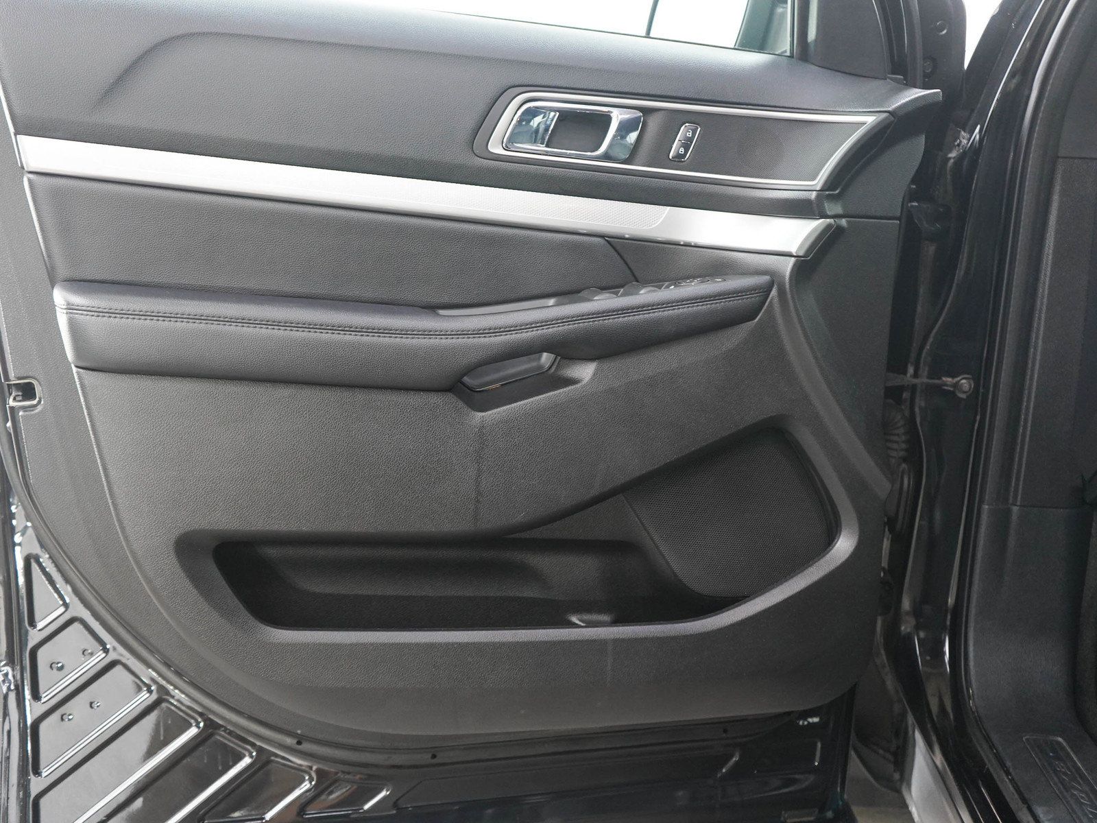 Used 2017 Ford Explorer XLT w/ Equipment Group 202A AWD/4WD image 20