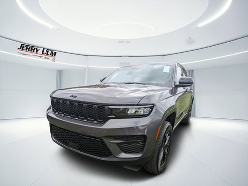New 2025 Jeep Grand Cherokee Altitude image 6