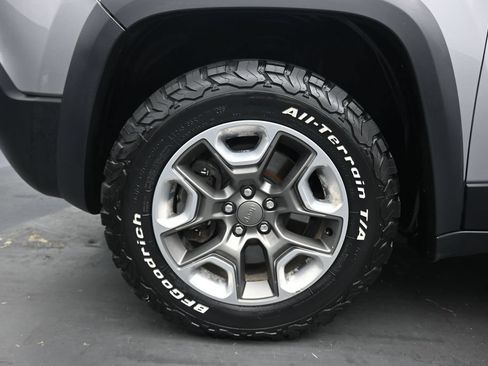 Used 2019 Jeep Cherokee Trailhawk AWD/4WD image 50
