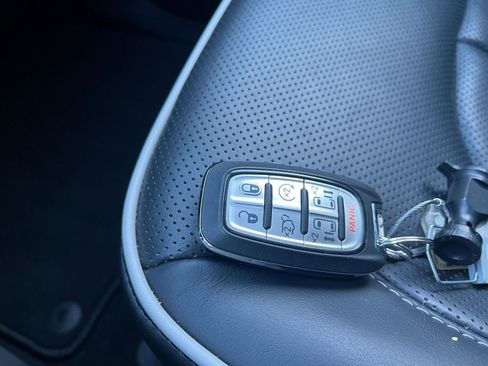 Used 2025 Chrysler Pacifica Limited image 22