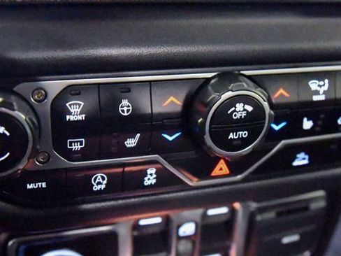 Used 2025 Jeep Wrangler Unlimited Rubicon w/ Technology Group image 18