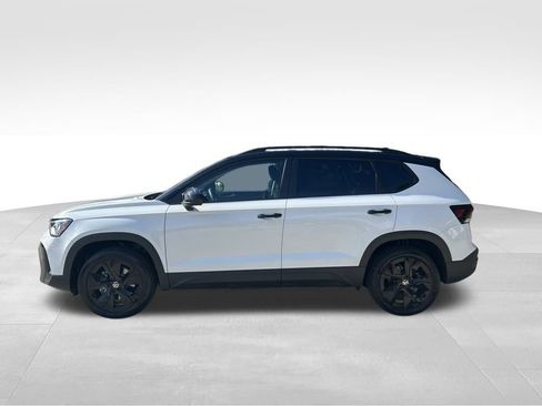 New 2026 Volkswagen Taos SE image 6