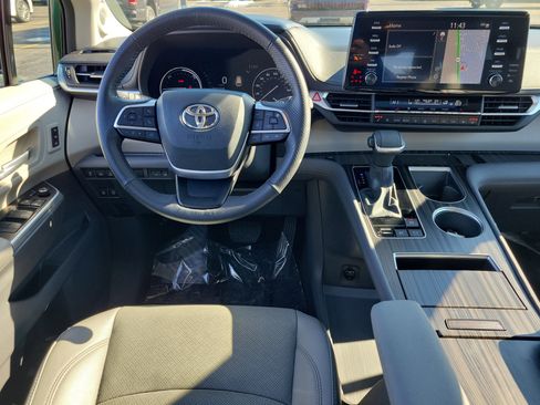 Used 2024 Toyota Sienna Limited image 10