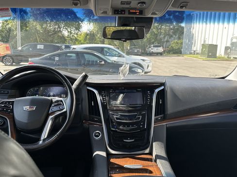Used 2020 Cadillac Escalade Luxury w/ Escalade Sport Edition AWD/4WD image 30