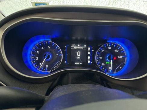 Used 2019 Chrysler Pacifica Touring-L FWD image 10