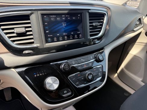 Used 2018 Chrysler Pacifica Touring Plus image 11