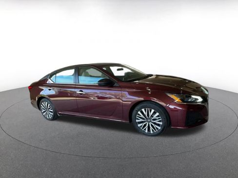 Used 2025 Nissan Altima 2.5 SV FWD image 2