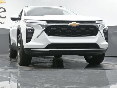 Used 2025 Chevrolet Trax LT w/ LT Convenience Package FWD image 3