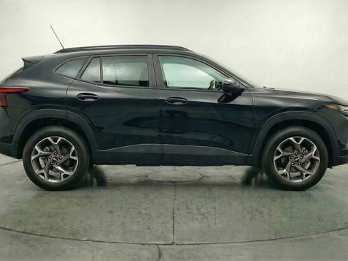 Used 2025 Chevrolet Trax LT image 11