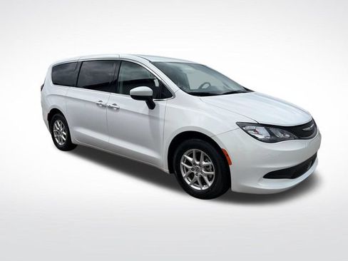 Used 2022 Chrysler Voyager LX FWD image 10