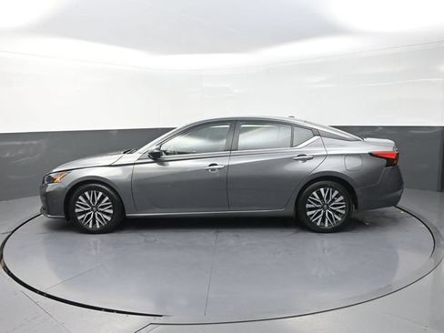 Used 2024 Nissan Altima 2.5 SV FWD image 4