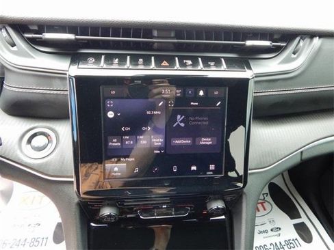 Used 2025 Jeep Grand Cherokee Laredo image 21