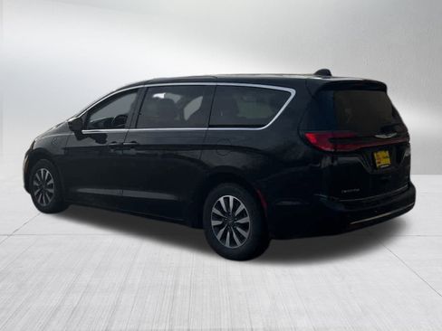Used 2024 Chrysler Pacifica Select image 4