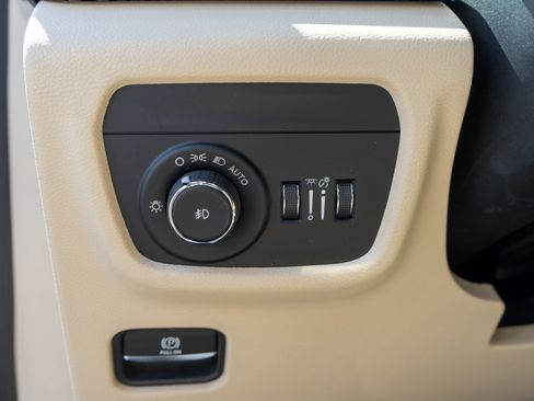 Used 2023 Jeep Grand Cherokee Limited w/ Black Appearance Package AWD/4WD image 16
