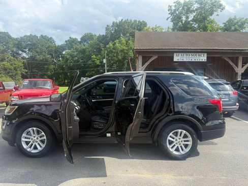Used 2017 Ford Explorer XLT w/ Equipment Group 202A FWD image 13