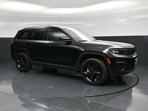 Used 2023 Jeep Grand Cherokee Limited w/ Black Appearance Package AWD/4WD image 3